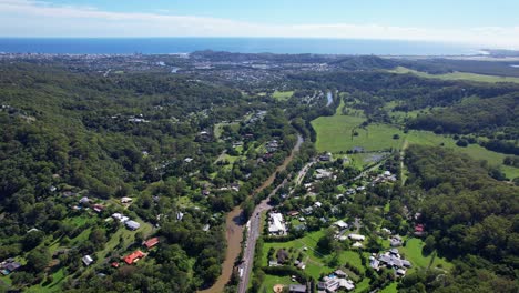 Currumbin-Creek-Y-Comunidad-En-Gold-Coast,-Queensland,-Australia---Toma-Aérea-De-Un-Dron