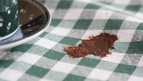 mancha de café en el mantel a cuadros