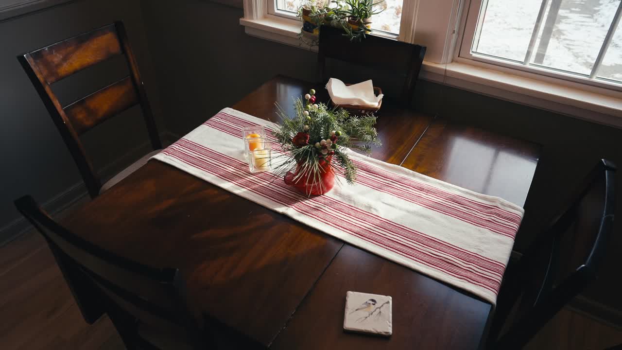 en el tiro de una mesa de cocina con una decoración de navidad en la parte superior junto con un paño de mesa rojo y blanco