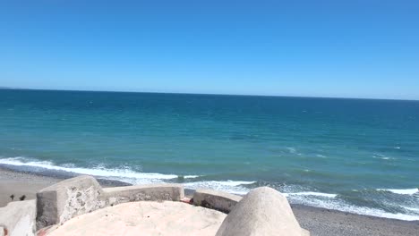 Volando-Sobre-La-Torre-De-La-Torre-De-Estilo-Antiguo-Castillo-Junto-Al-Mar,-Filmada-En-San-Pedro-De-Alcantara,-Cerca-De-Marbella,-Málaga