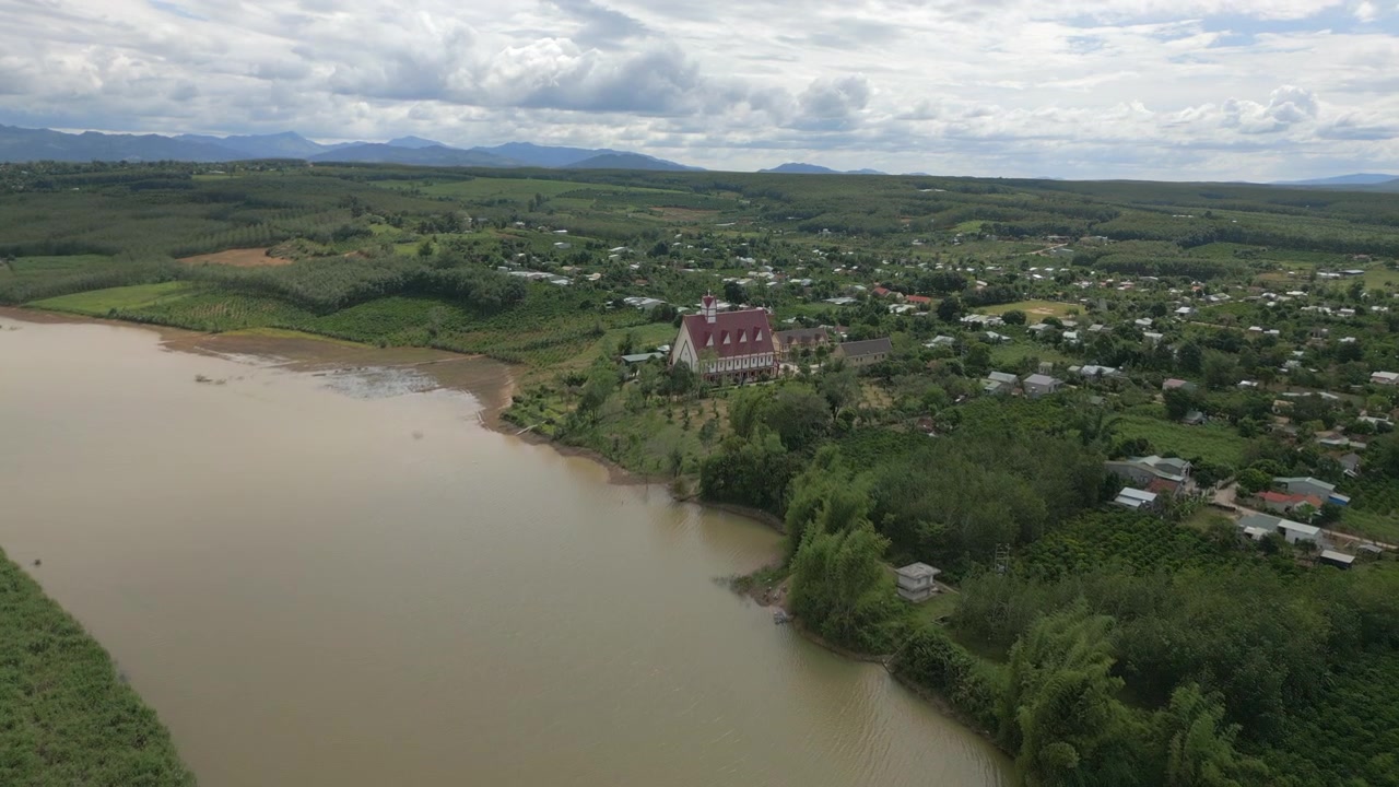 Katolsk kirke ved bredden av Dak Bla-elven, landsbygd i Sentral-Vietnam, droneopptak i 4K 30FPS