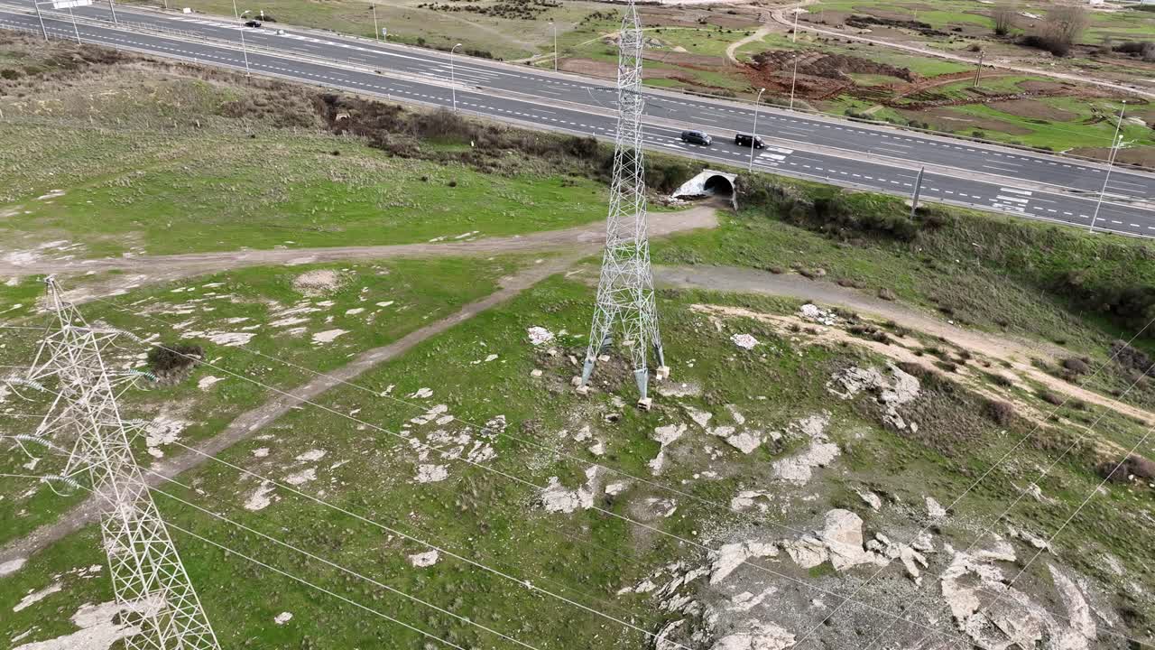 vista aérea de las torres de transmisión: infraestructura y líneas eléctricas de alta tensión