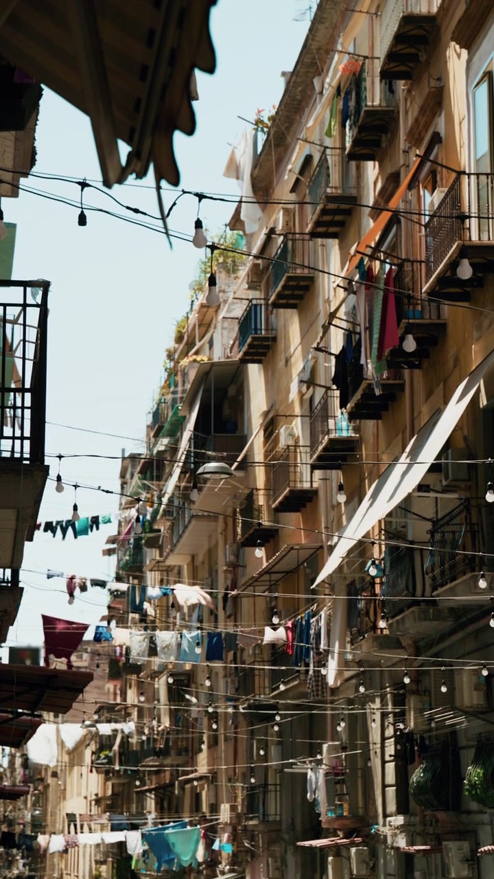 Una Tipica Strada di Napoli con Bucato Steso su Fili Tesi tra gli Edifici