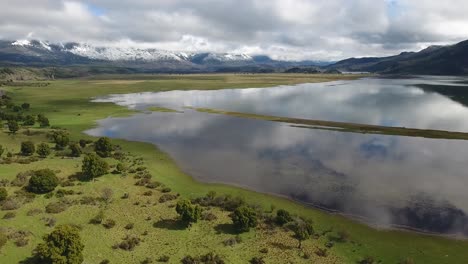 hermosa antena de las montañas de los andes, un lago y pastizales cerca del parque nacional los alerces 2