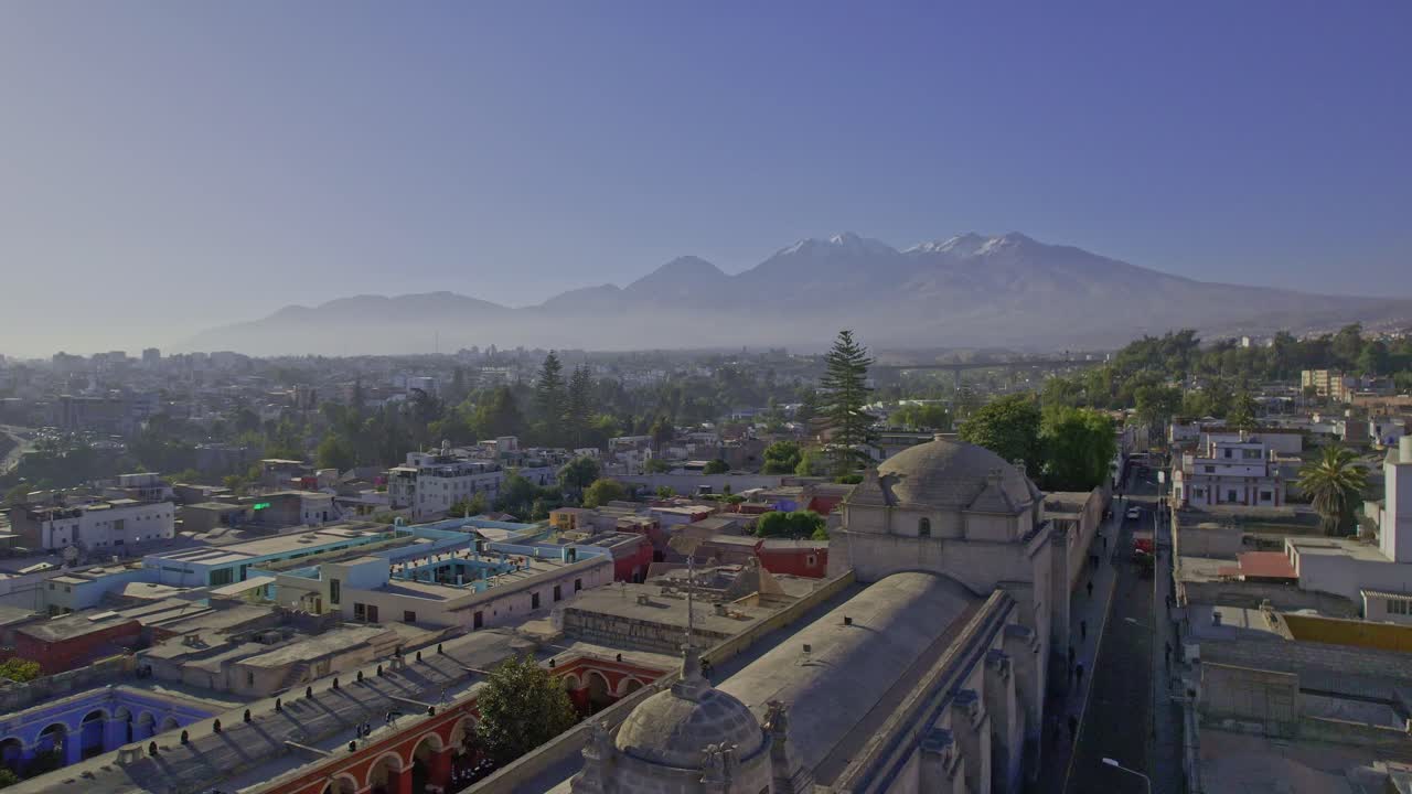 Vista Aérea de la Ciudad de Arequipa con Catedral y Montañas Nevadas