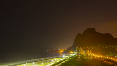 la increíble vida nocturna y el paisaje urbano iluminado de santos, brasil, donde los paisajes tropicales se encuentran con la arquitectura urbana bajo un cielo nocturno estrellado, creando un destino de vacaciones vibrante.