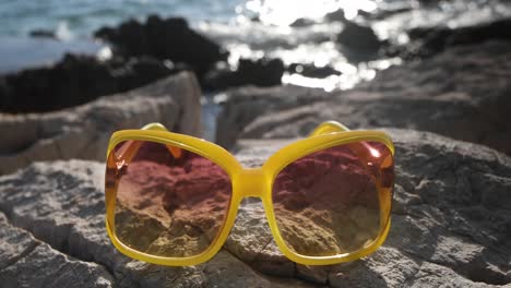 Gelbe-Sonnenbrille-4k-00