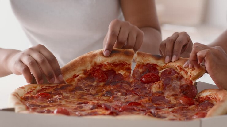 Amici che condividono una pizza