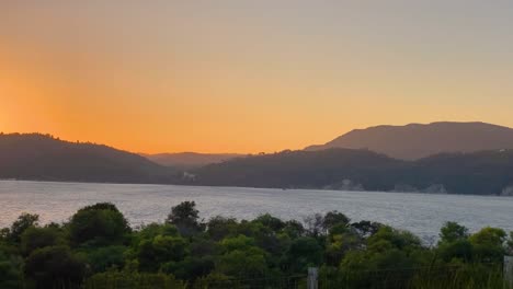 La-Puesta-De-Sol-Sopla-Sobre-Las-Montañas-En-Cámara-Lenta-Y-Con-Viento