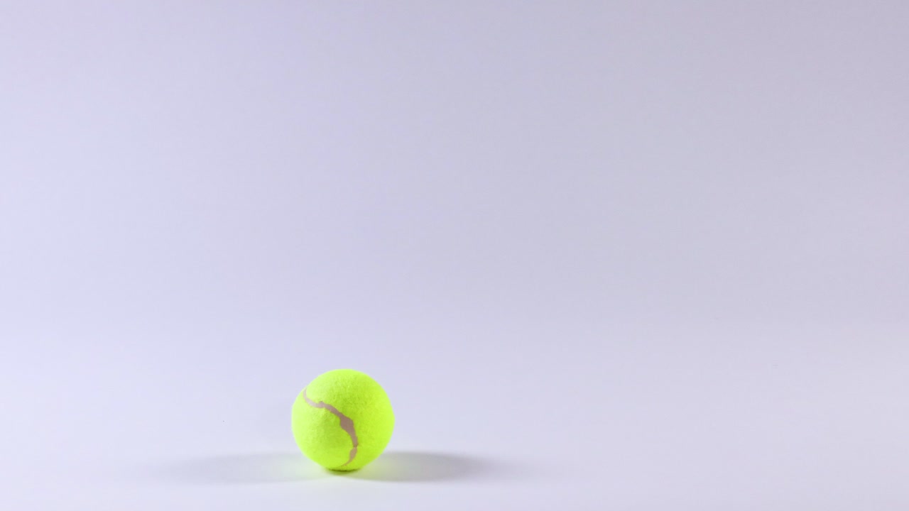 테니스 공이 평평한 표면에서 뛰고 있다