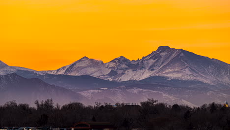 Lapso-De-Tiempo-De-La-Puesta-Del-Sol-Del-Pico-Longs-En-Las-Montañas-Rocosas-Del-Sur-Cerca-De-Denver,-Colorado