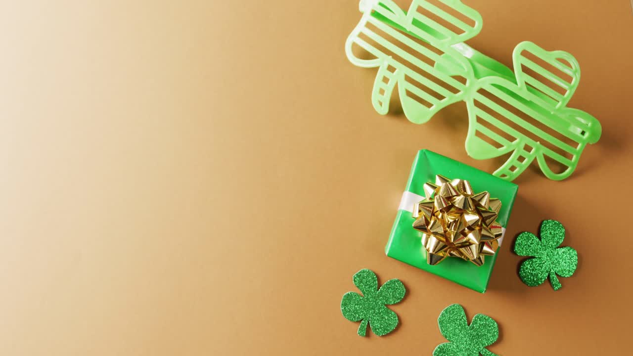 Video di trifoglio verde, regalo e occhiali per il giorno di San Patrizio con spazio per il testo su sfondo arancione