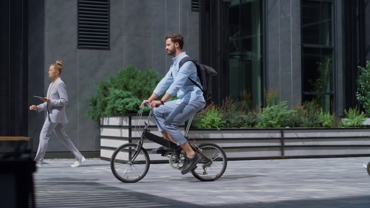 시내에서 자전거를 타는 매력적인 매니저. 친환경적인 교통 개념.