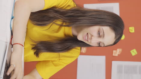 el video vertical de una niña estudiando está satisfecha y feliz.