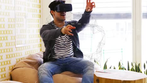 animación de una red de conexiones en movimiento, sobre el hombre en auriculares vr sentado utilizando una interfaz virtual