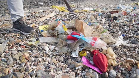 limpieza de contaminación de la playa basura arrojada en la playa en la playa de carter road mumbai india