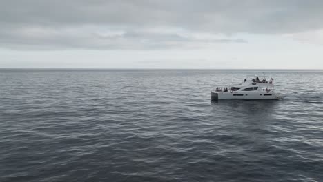 turistas en catamarán navegando tranquilamente en la costa de funchal en madeira, portugal
