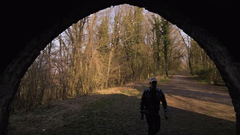 statische aufnahme aus dem inneren des wetzlarer turms mit einem mann, der hineingeht