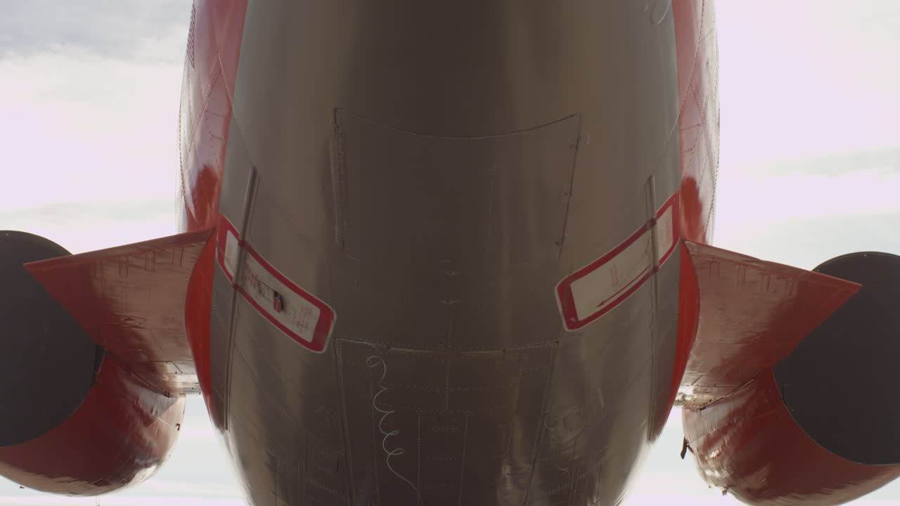 dolly-back en la cola de un avión