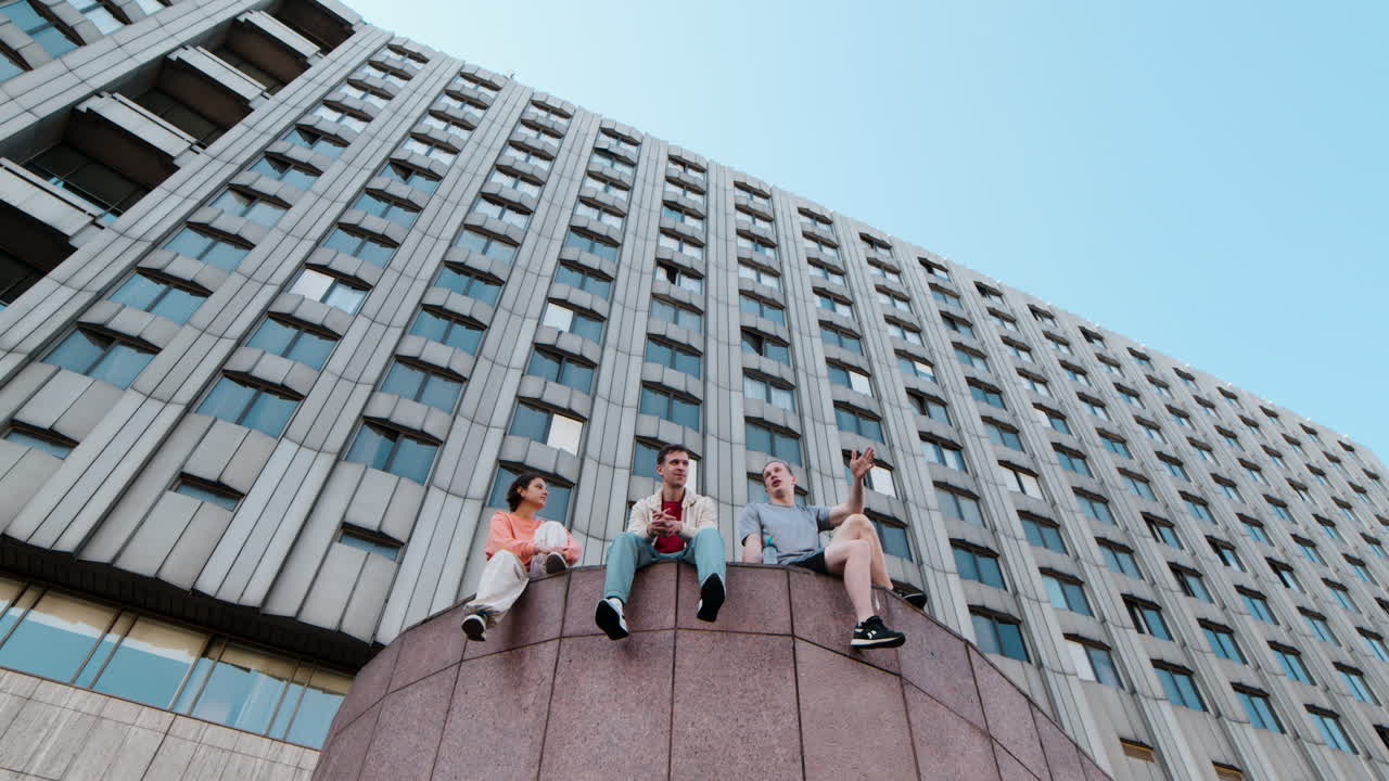 друзья сидят на улице.