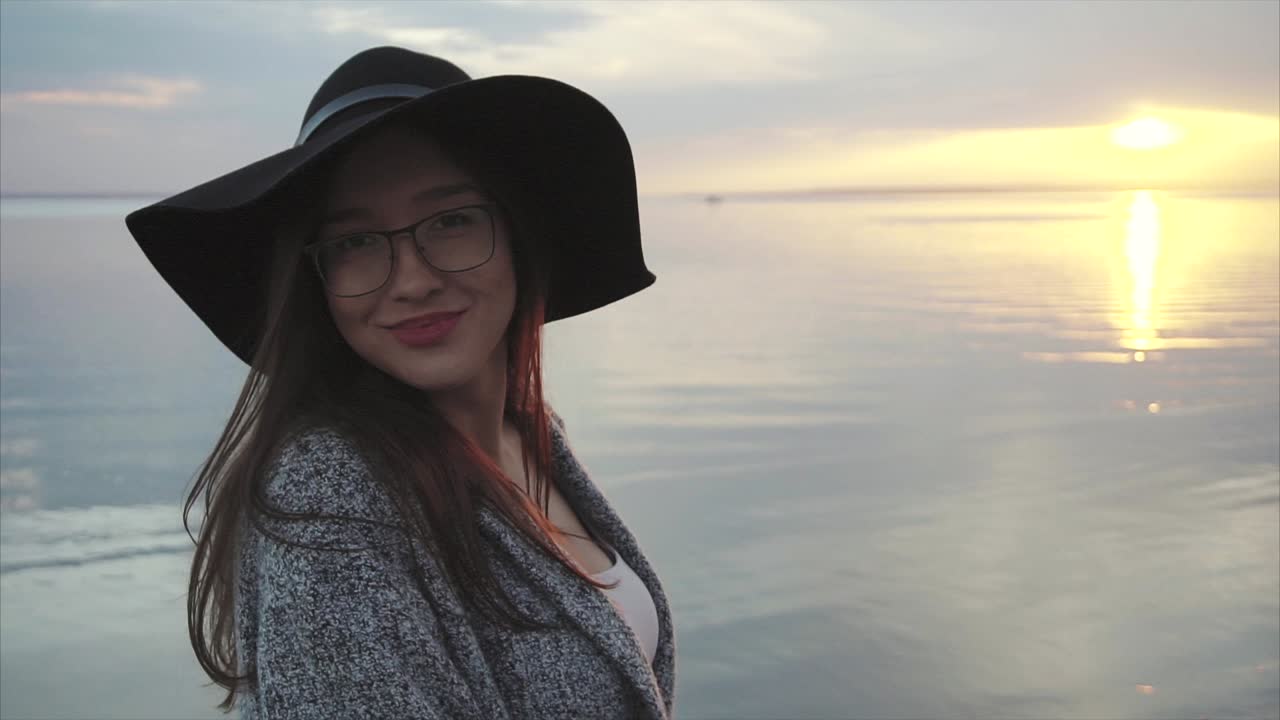 호수 에서 해가 지는 것을 즐기는 여자