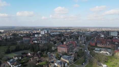 el aumento del centro de la ciudad de brentwood revela imágenes aéreas 4k