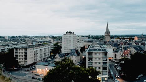 vista aérea de caen al atardecer, francia. camara lenta