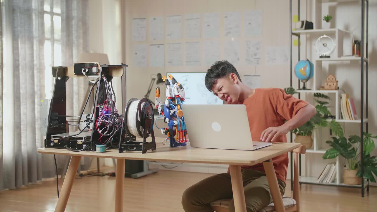 3d 프린팅 학생이 허리 통증을 겪고 있습니다.