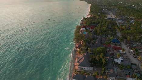 Vista-Aérea-Del-Pueblo-Tropical-Frente-A-La-Playa-Al-Atardecer