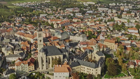 Kutna-Hora-Czechia-Aerial-v11-zoom-out-capturing-exterior-details-of-historical-landmarks-in-town,-Church-of-Saint-James-and-Italian-Court-for-royal-residence---Shot-with-Mavic-3-Cine---November-2022