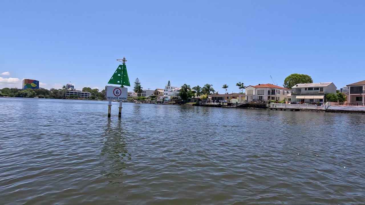 경고 표지판 을 가진 보이 근처 에 항해 하는 배