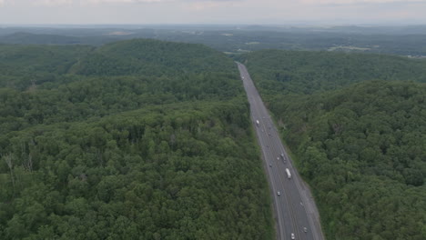 imágenes aéreas de árboles verdes en las montañas centradas en la interestatal 40 en carolina del norte