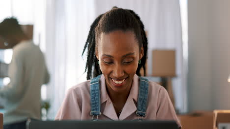 Mujer-Negra,-Pequeña-Empresa-Y-Computadora-Portátil