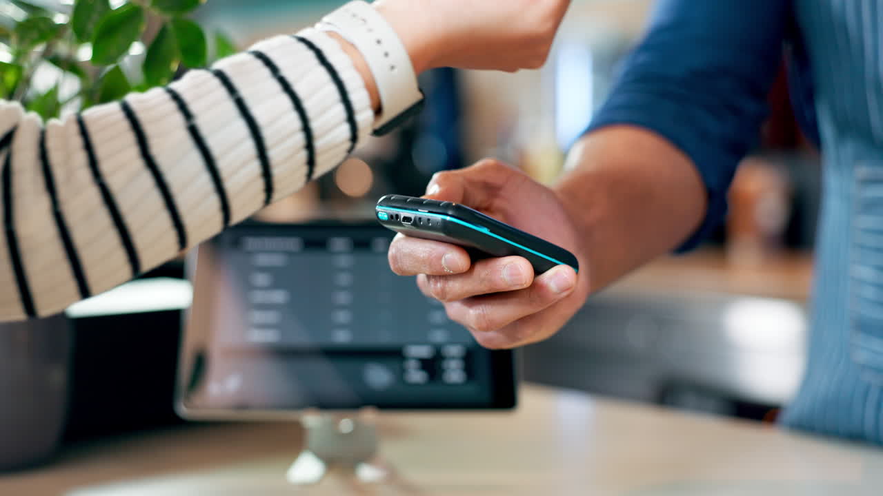 reloj inteligente, manos y pago de café en pos