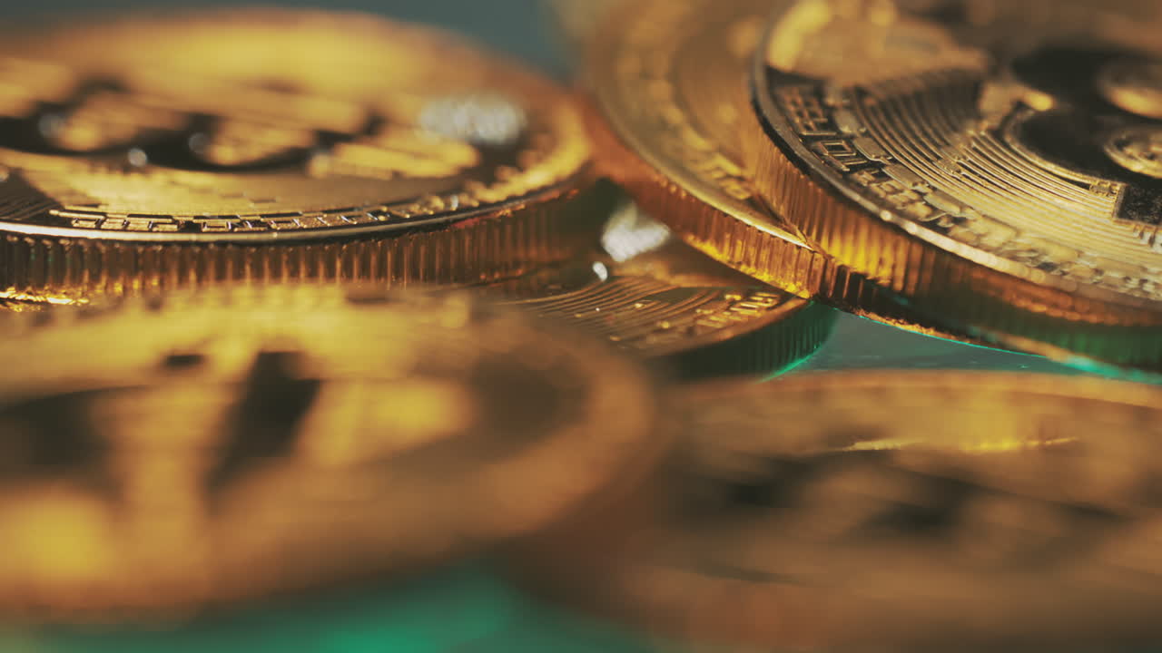 primer plano de las monedas de oro de bitcoin