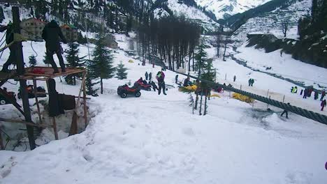 chica haciendo una aventura de deslizamiento en teleférico en las montañas nevadas durante el día. el video se tomó en manali en himachal pradesh, india, el 22 de marzo de 2023.