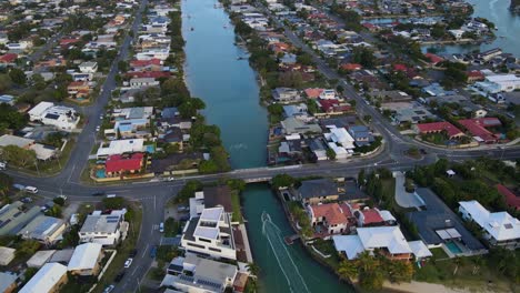 Segelboot-Am-Tallebudgera-Creek-In-Richtung-Korallenmeer-Mit-Blick-Auf-Das-Stadtbild-Von-Palm-Beach-Und-Malawa-Sports-Complex-In-Qld,-Australien