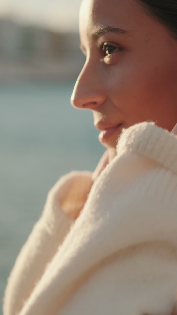 Giovane donna si gode il tramonto a Siviglia