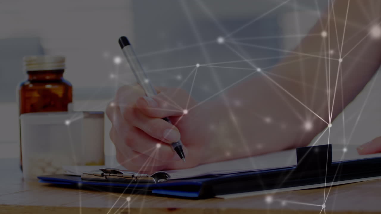 animación de la red de conexiones sobre las manos de una doctora caucásica tomando notas