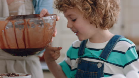 niño ayudando a su madre a hornear en la cocina vertiendo masa en la bandeja de hornear preparando receta de pastel casero en casa
