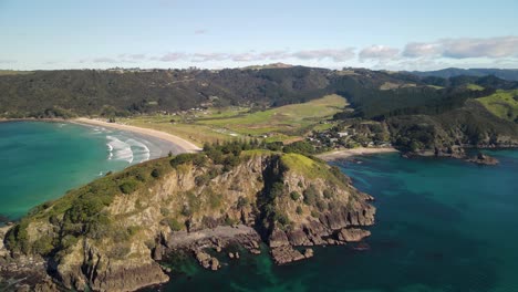 Vista-Aérea-De-La-Playa-De-Headland-Y-Matauri-Bay-En-Nueva-Zelanda