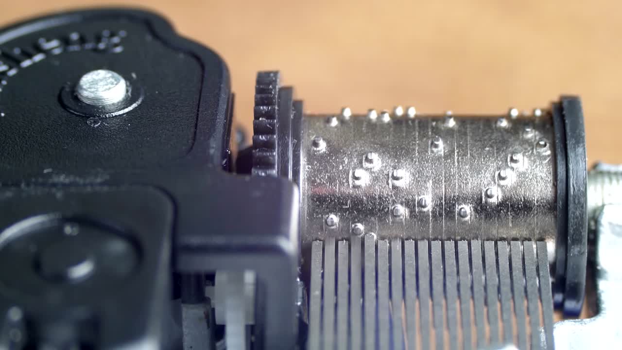 음악 상자 메커니즘이 회전합니다.