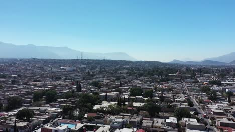una impresionante vista aérea de saltillo, méxico, que muestra su paisaje urbano en expansión y su arquitectura única