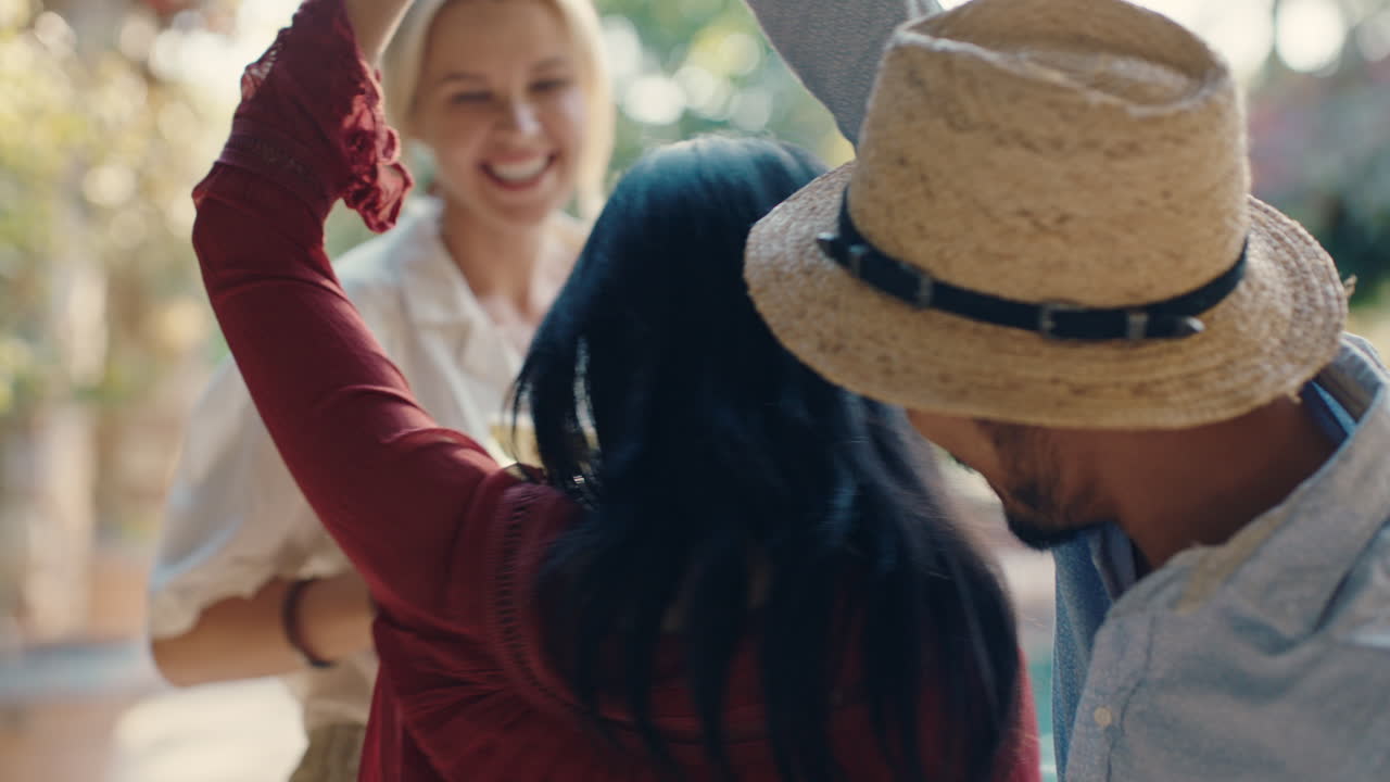 joven asiático bailando con una mujer hermosa en una fiesta de baile de verano amigos disfrutando de la reunión social de verano divirtiéndose celebrando en un día soleado imágenes de 4k