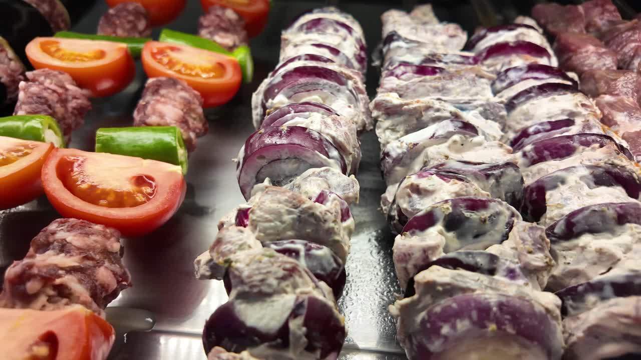 varios kebabs exhibidos