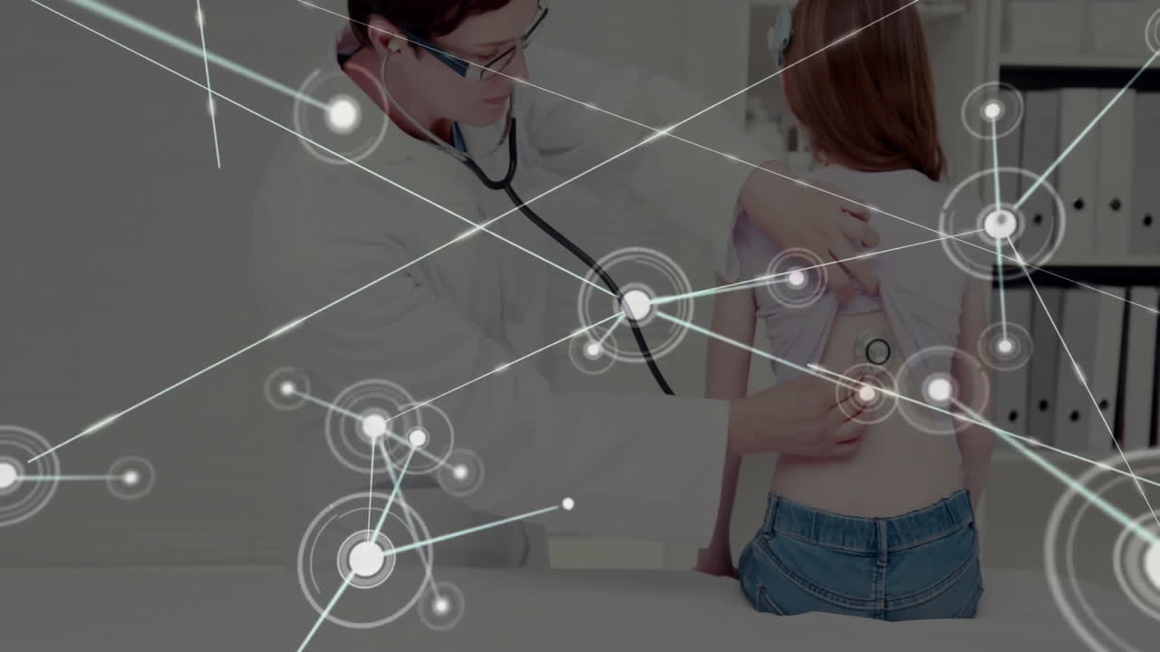 médico examinando al paciente con estetoscopio, conexiones de red animación sobre ellos