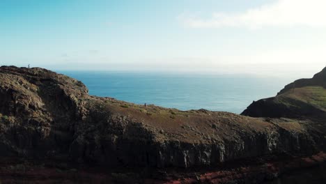 Luftaufnahme-Eines-Einsamen-Mannes,-Der-An-Der-Küste-Entlang-Wandert,-Filmmaterial-Von-Madeira