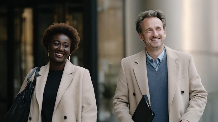 Une heureuse rencontre : Deux amis profitant d'une agréable promenade ensemble, rayonnant de confiance et de bonheur dans un environnement professionnel.