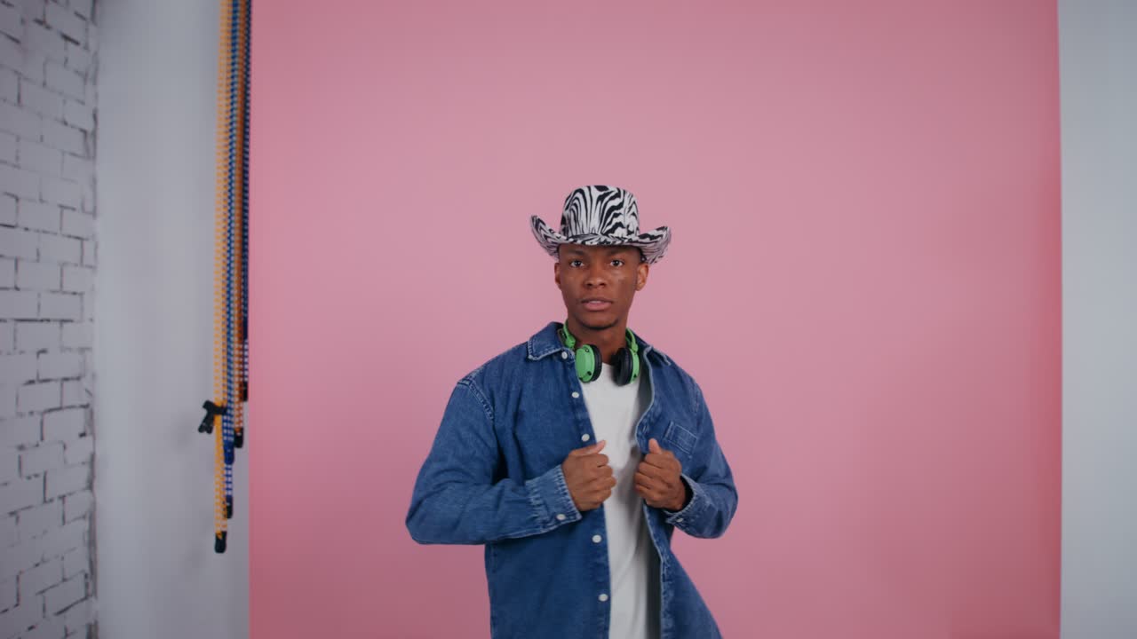 제브라 프린트 카우보이 모자와 젠임 재을 입은 남자