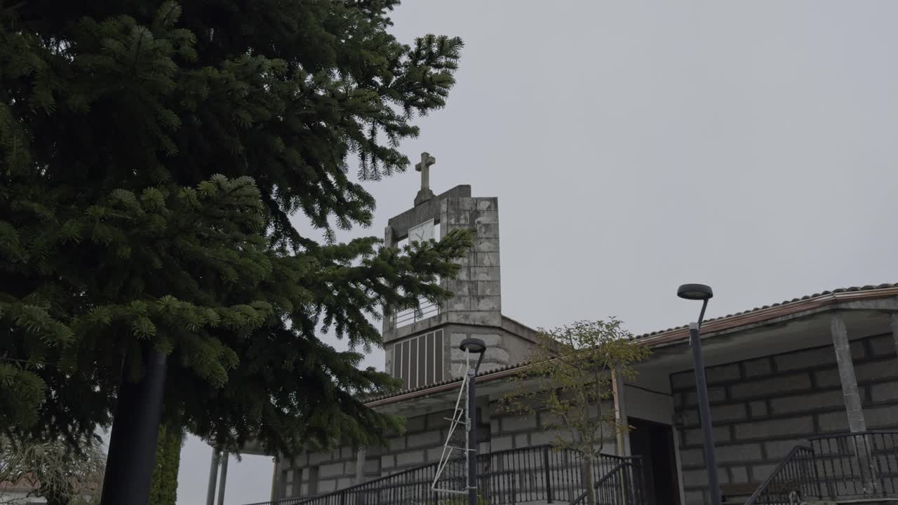 나무 가 있는 작은 교회 의 외관